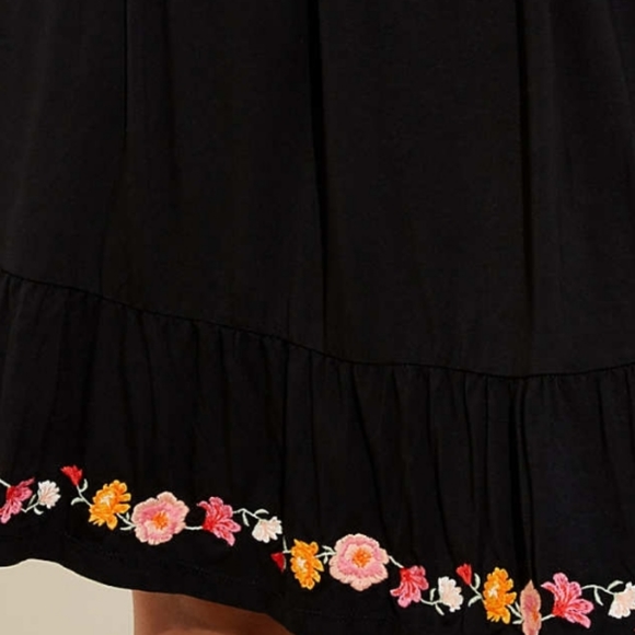 Beautiful lily embroided dress - Picture 3 of 3